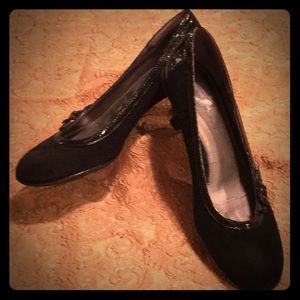 Bandolino, Black Suede Mid-heel, Round Toe Pumps